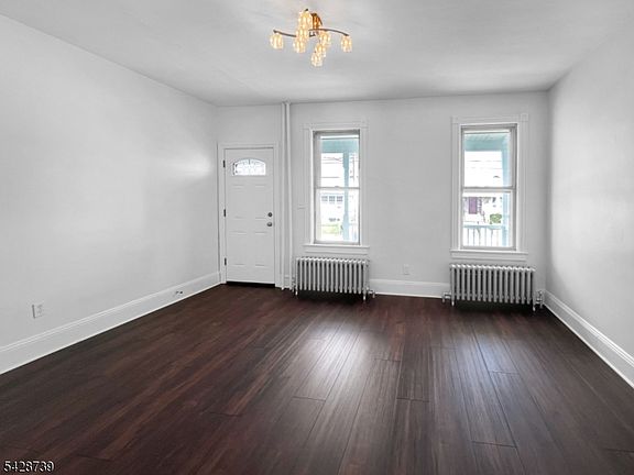 4th image of 366 Thomas St