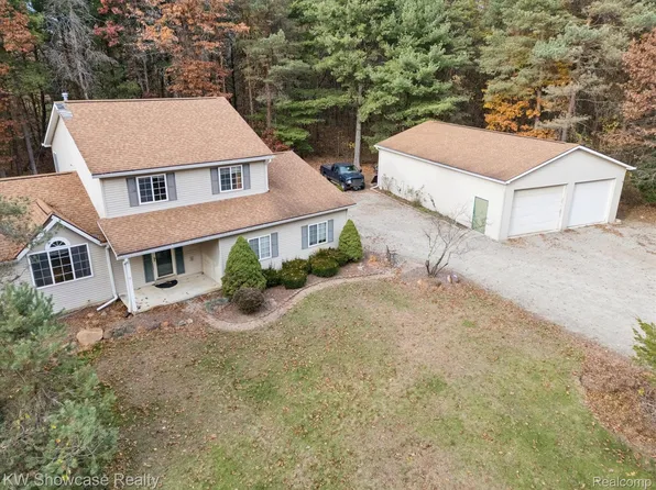 1045 Tall Pines Trl, Highland, MI 48356