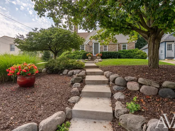 315 Bristol Ave NW, Grand Rapids, MI 49504