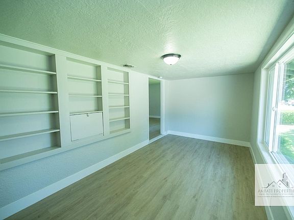 5th image of 1136 E Griffith Way