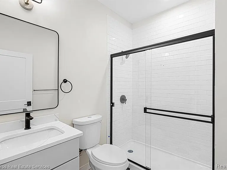 389 Saint Clair St #305 — Photo 14
