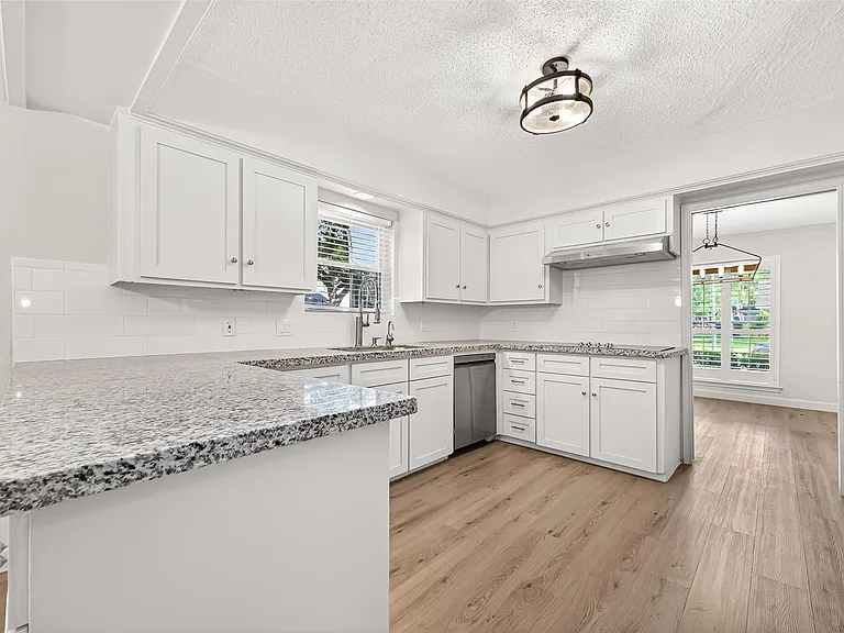 10602 Longmont Dr — Photo 15