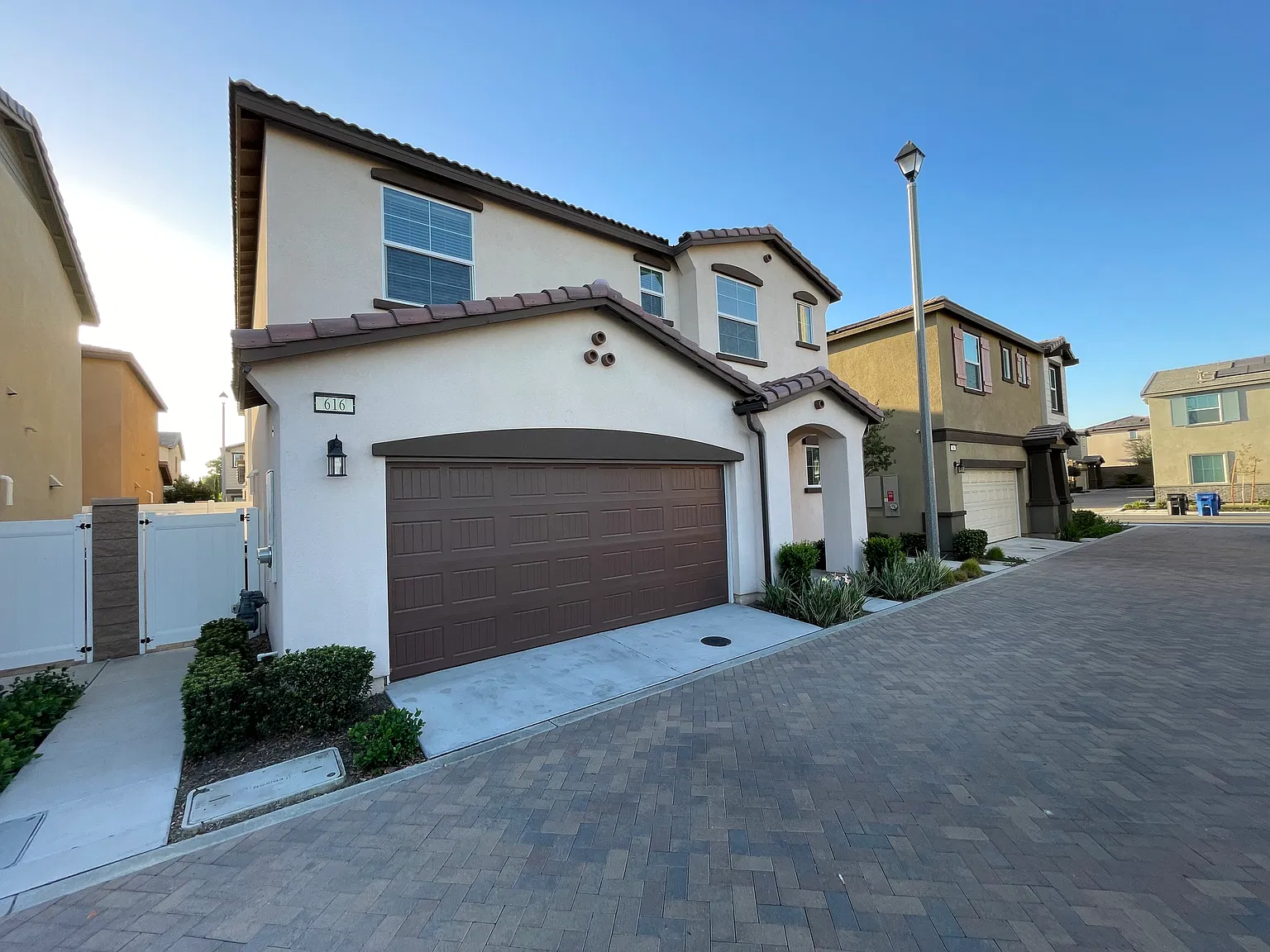 3 bed, 2.5 bath, 1684 sqft, $3,100 — Photo 2