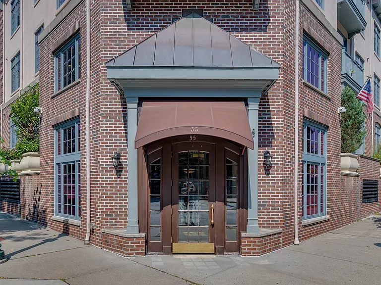 Exterior/Entry