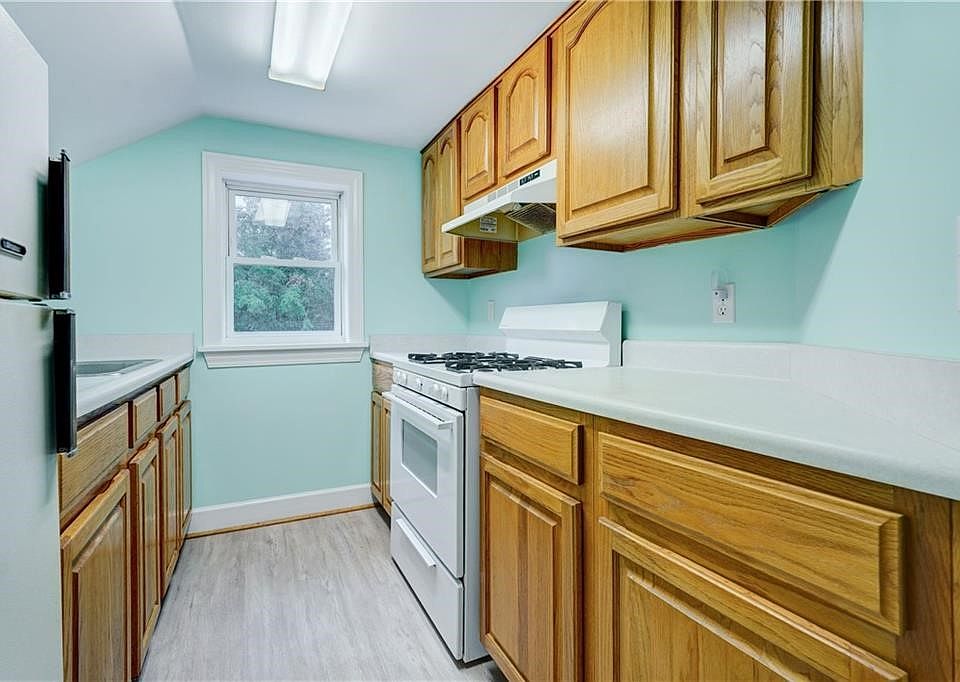 2nd image of 226 Stutson St