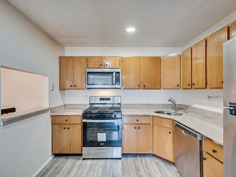 409 Lancaster Ct — Photo 5