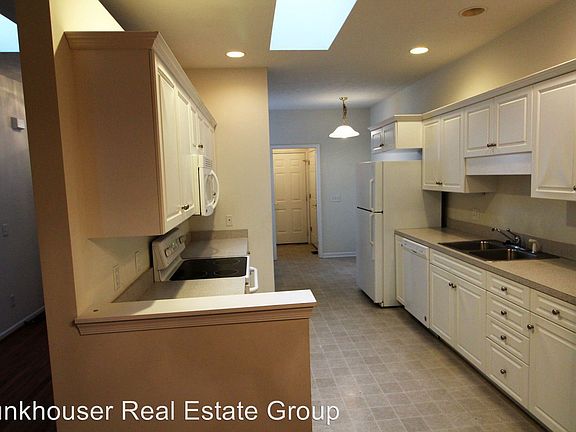 3rd image of 401 Silver Oaks Dr