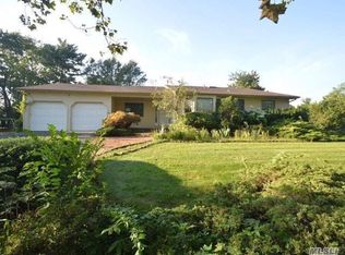 15 Dix Cir, Dix Hills, NY 11746