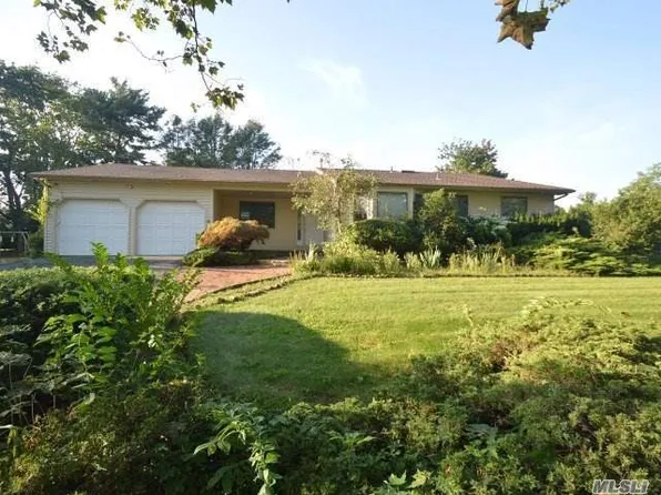 15 Dix Cir, Dix Hills, NY 11746