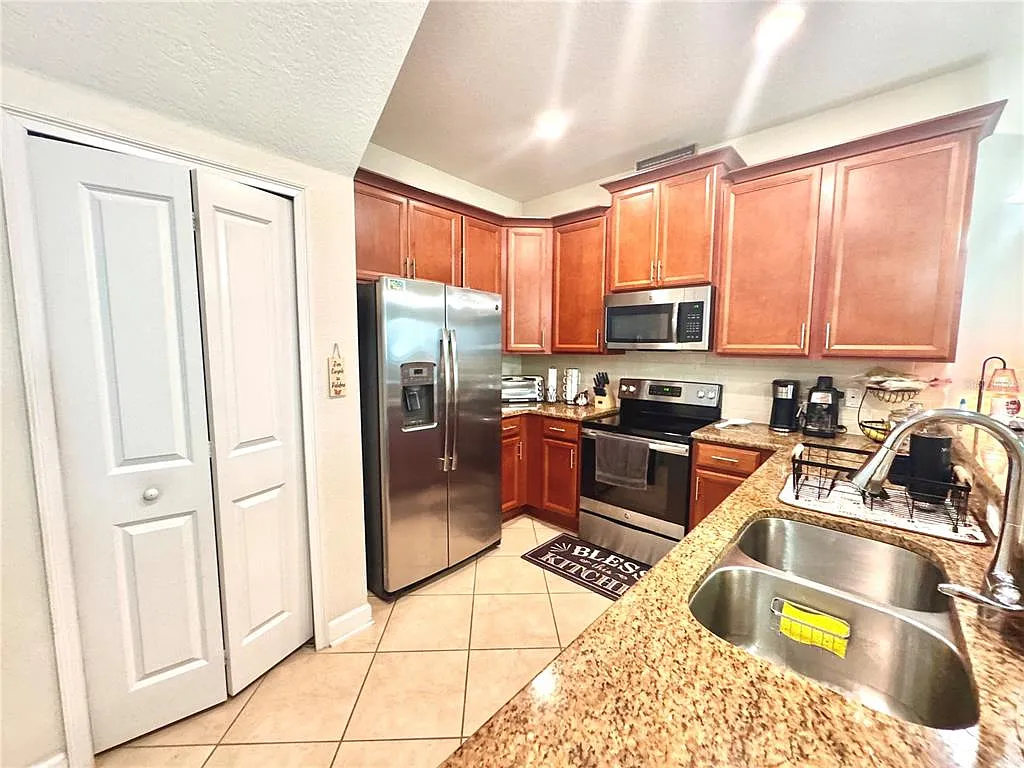 4 bed, 3.5 bath, 2031 sqft, $2,600 — Photo 4