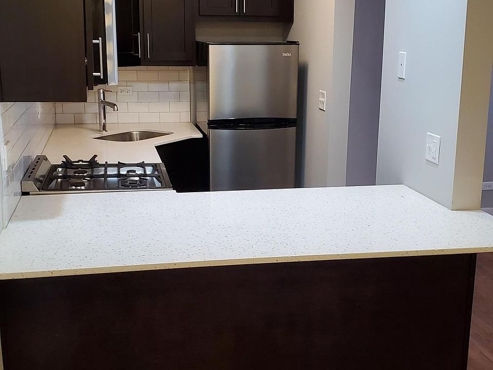 1st image of 521 W Oakdale Ave #206