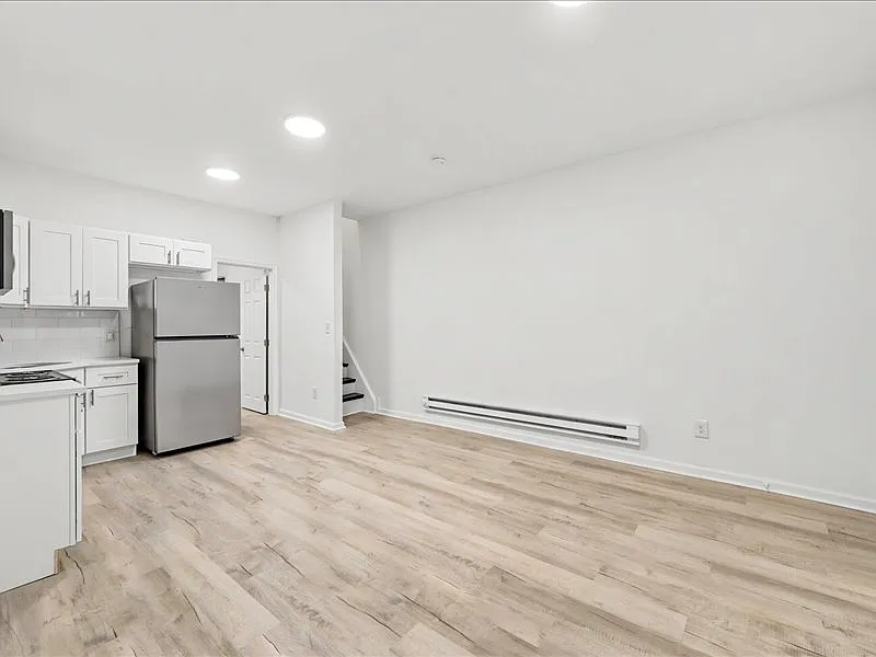 3 bed, 906 sqft, $1,590 — Photo 2
