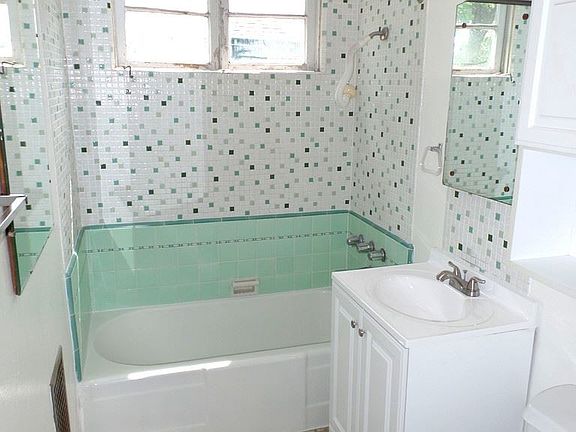 5th image of 3414 N Mountain View Dr