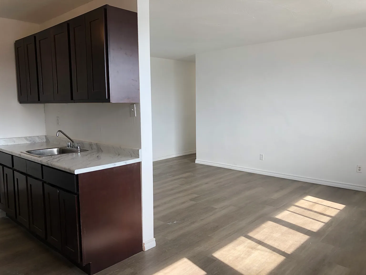 837 Queenston Road Hamilton — Photo 1