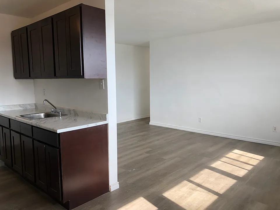 837 Queenston Rd #604