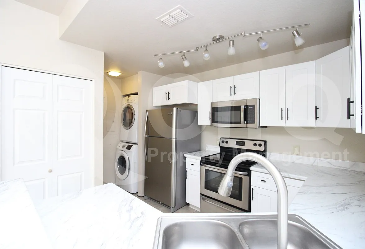 2 bed, 2.0 bath, 1026 sqft, $1,799 — Photo 4