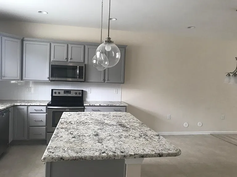 1411 Regents Ln — Photo 5
