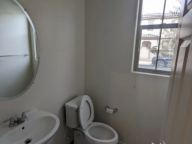 47 E Constitution Dr — Photo 13