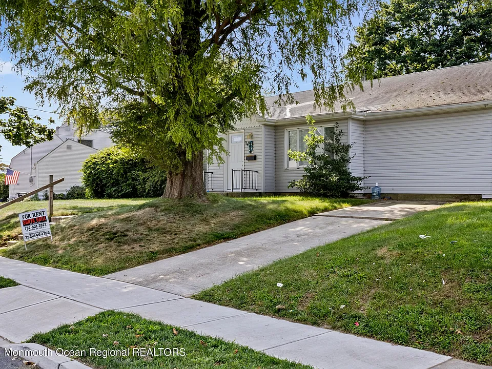 988 Woodgate Ave