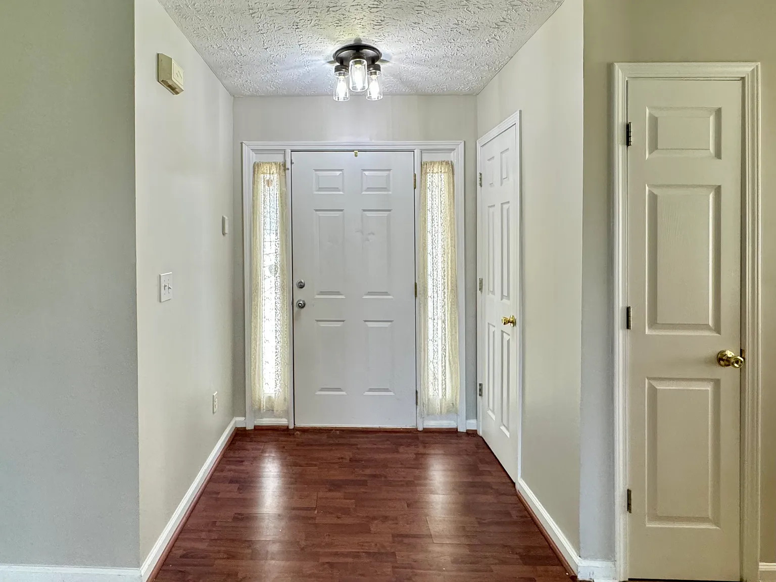 3 bed, 1409 sqft, $2,100 — Photo 3