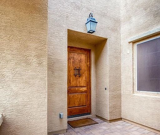 Entryway/courtyard