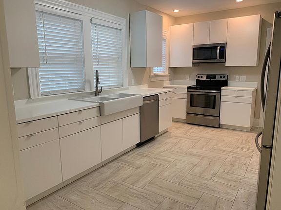 2nd image of 931 Cordova Pl