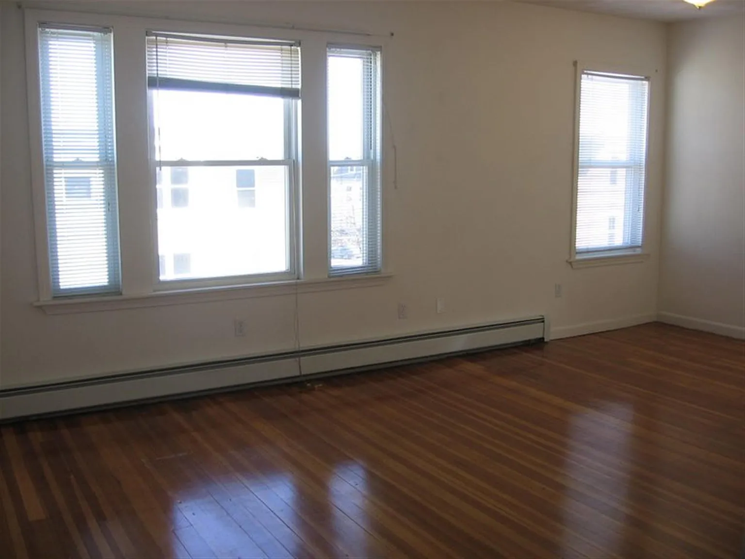 4 bed, 1.5 bath, 1200 sqft, $4,000 — Photo 2