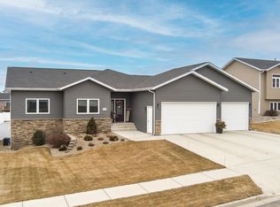 406 18th St SE, Mandan, ND 58554