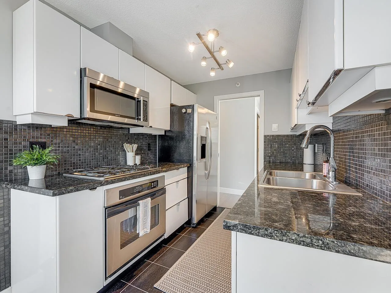 2 bed, 1250 sqft, $5,500 — Photo 2
