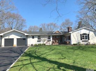 8 Autumn Ct, Hauppauge, NY 11788