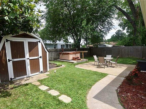 Great backyard for entertaining!