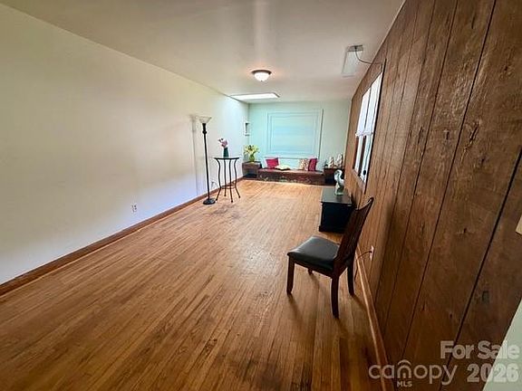 5th image of 584 Groves Rd
