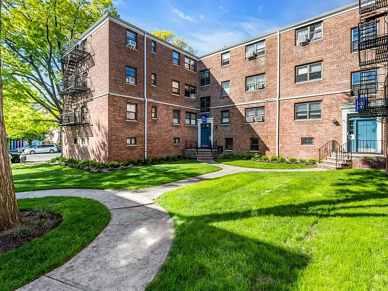 Palisades Manor Apartments — Photo 24
