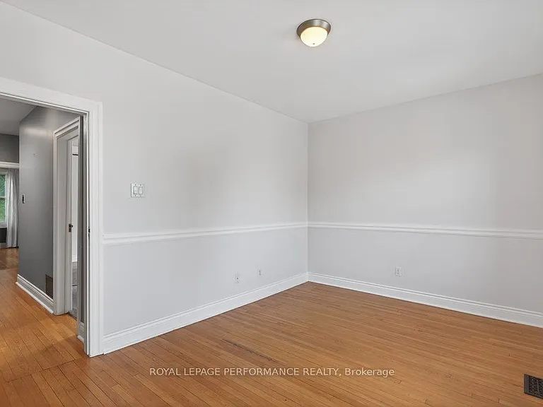 313 Lebreton St S — Photo 30