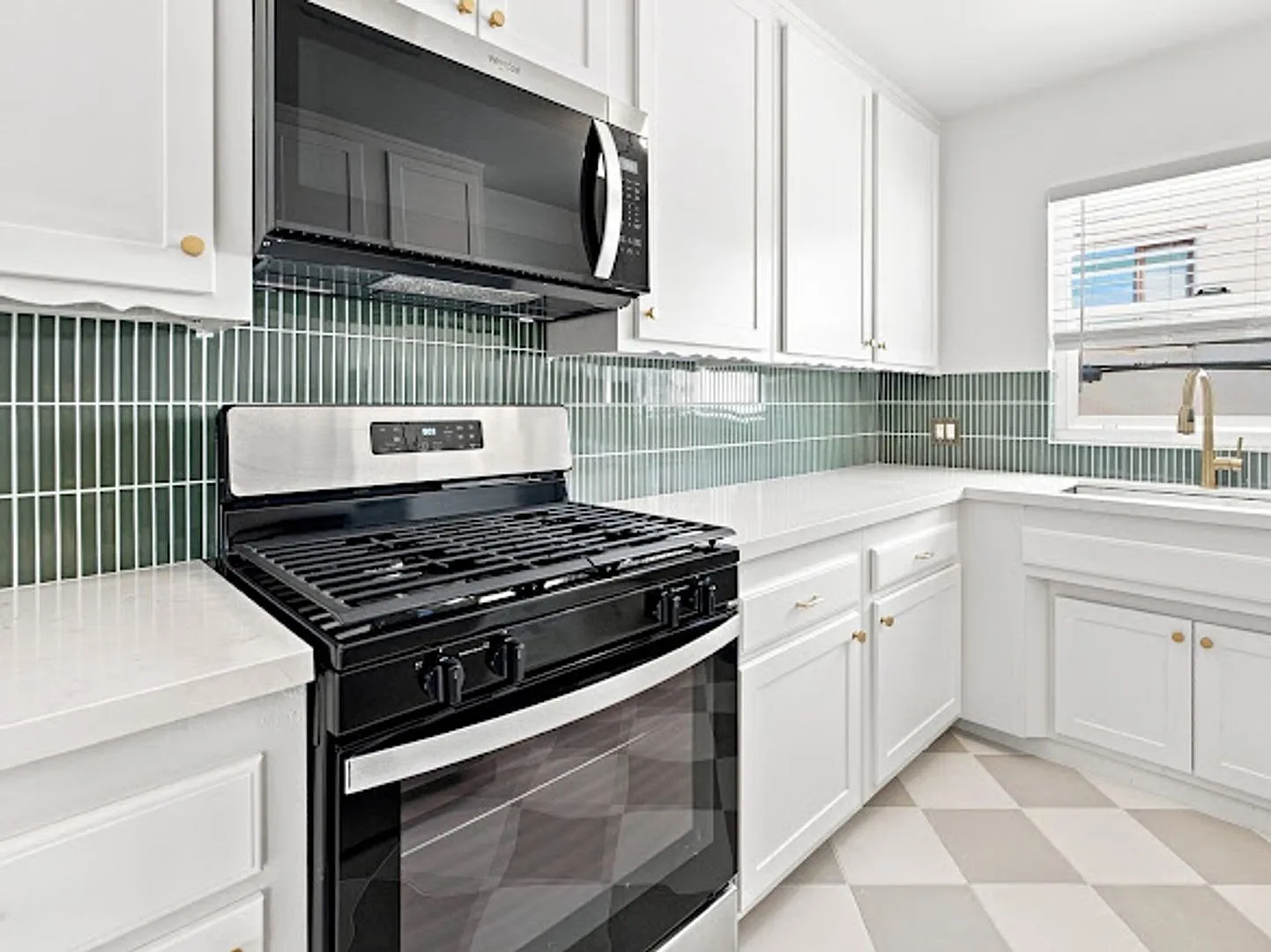 Newly Remodeled 1-Bedroom Upper Unit in Alamitos Beach — Photo 2