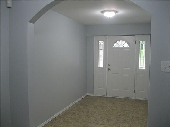 2nd image of 917 S Oakhill Dr