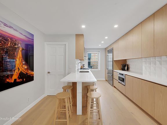 3rd image of 12A Manhattan Ave