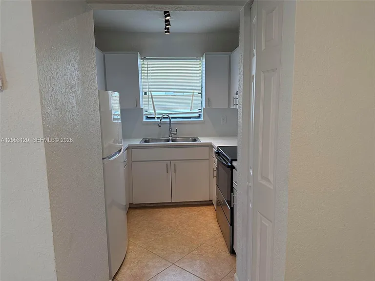 2120-2122 Thomas St #2122 — Photo 3