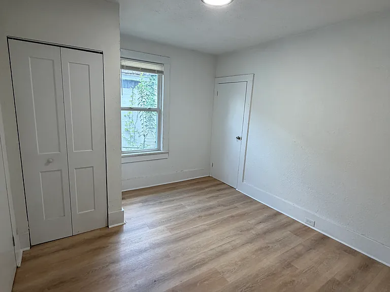 1658 W 4th St — Photo 5
