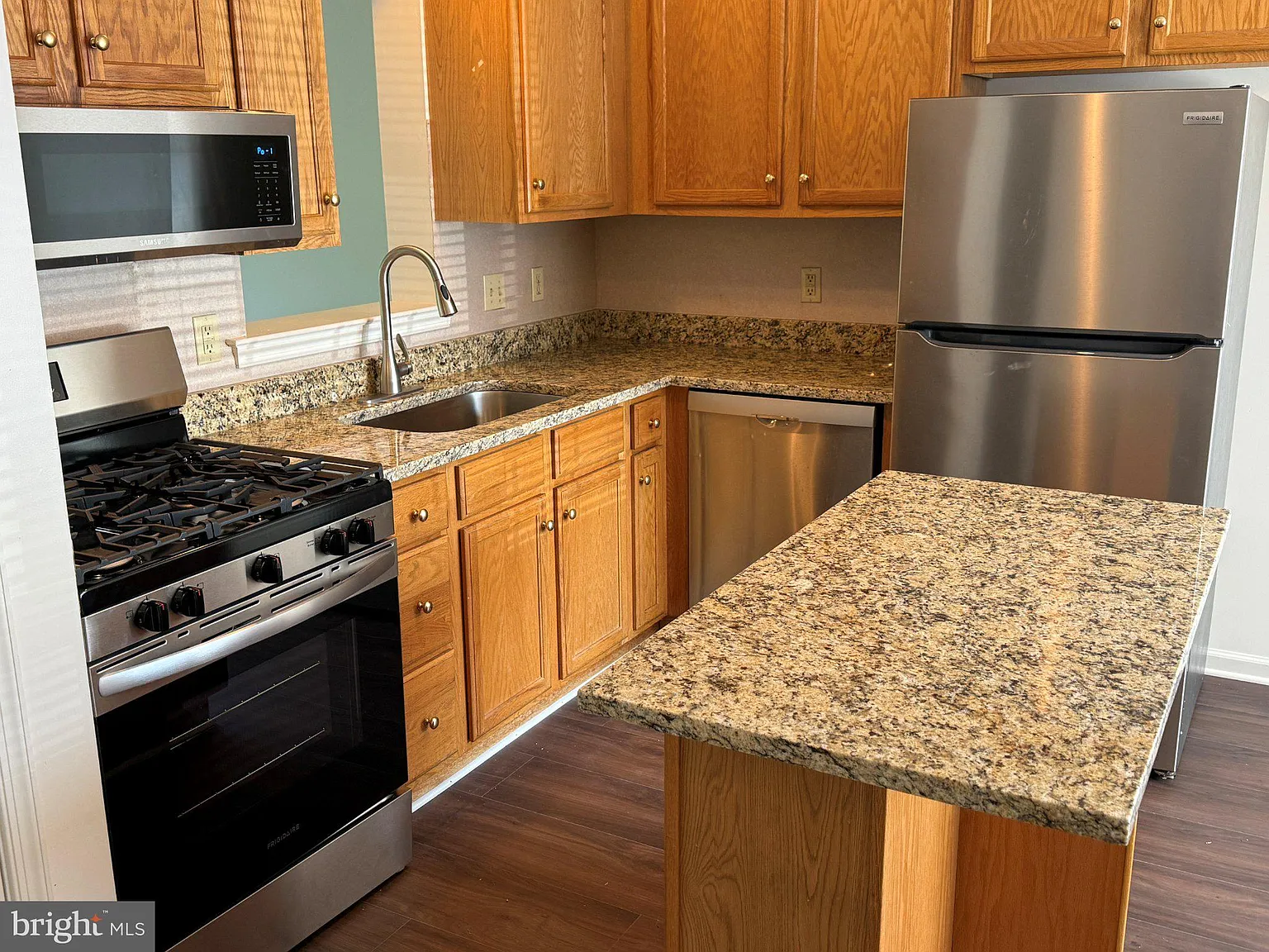 2 bed, 1.5 bath, 1240 sqft, $1,595 — Photo 3