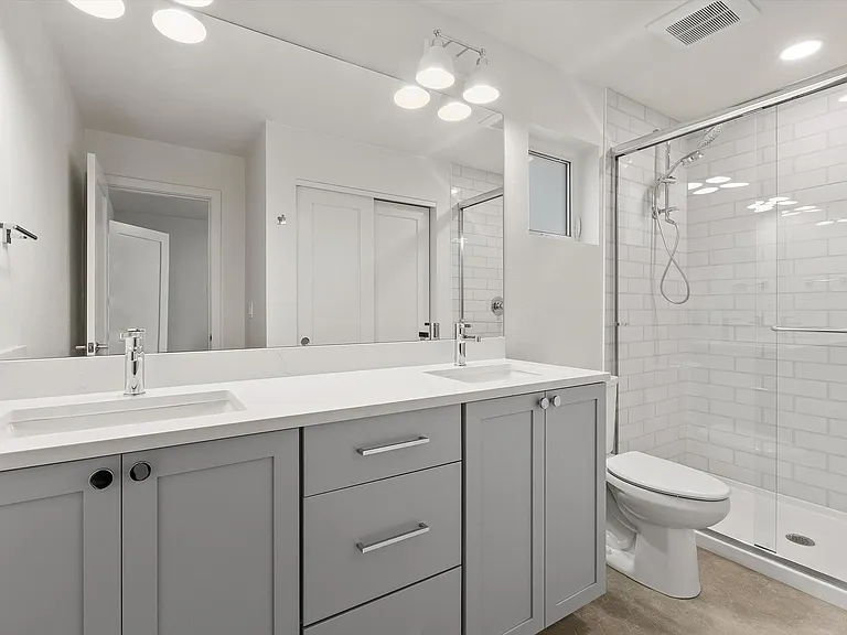 4020 5th Ave NE — Photo 3