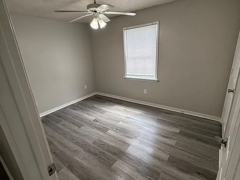 1315 Louisville St — Photo 6