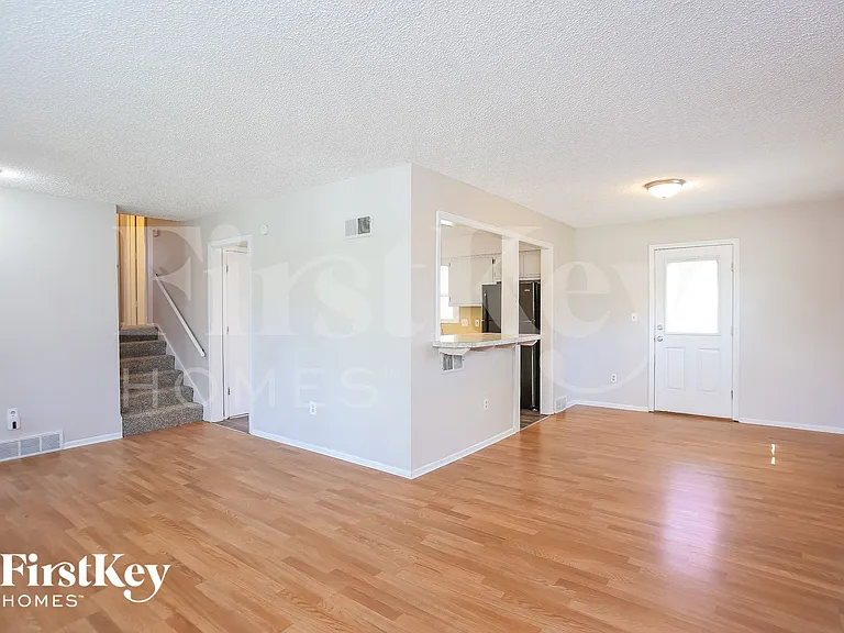 1720 Wornall Rd — Photo 4