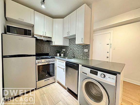 3rd image of 513 W Belmont Ave