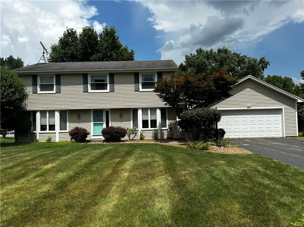 37 Concord Dr, Pittsford, NY 14534