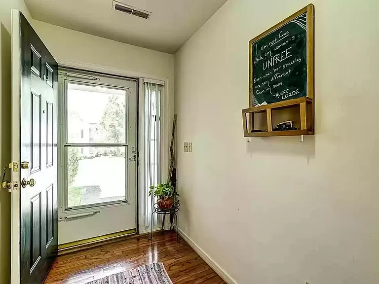 1547 Primrose Ln — Photo 9