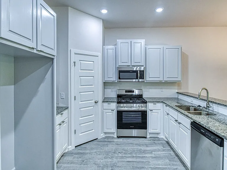1006 Varenna Ln — Photo 7
