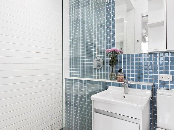 4th image of 20 W 72nd St #1605
