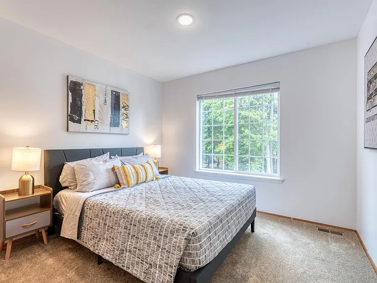 2nd Bedroom with Queen bed