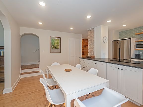 5th image of 526 N 16th Ave E